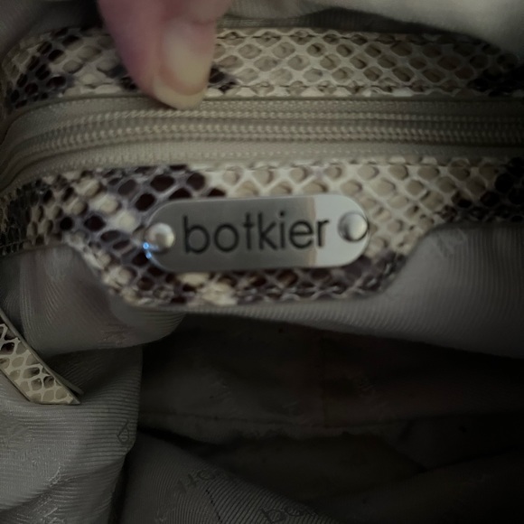 This beautiful Python handbag is suitable for all occasions. - Picture 2 of 4